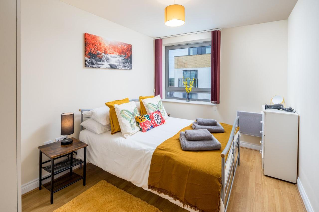 Central Watford Stylish 2 Bedroom Serviced Apartment With Free Parking Kültér fotó