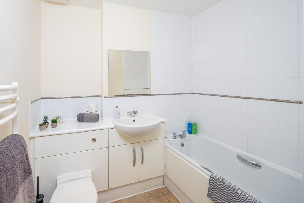 Central Watford Stylish 2 Bedroom Serviced Apartment With Free Parking Kültér fotó