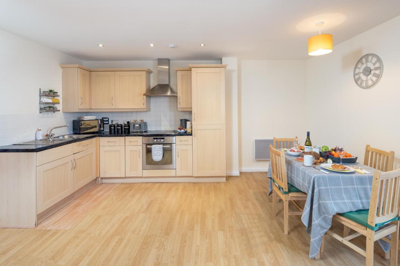 Central Watford Stylish 2 Bedroom Serviced Apartment With Free Parking Kültér fotó